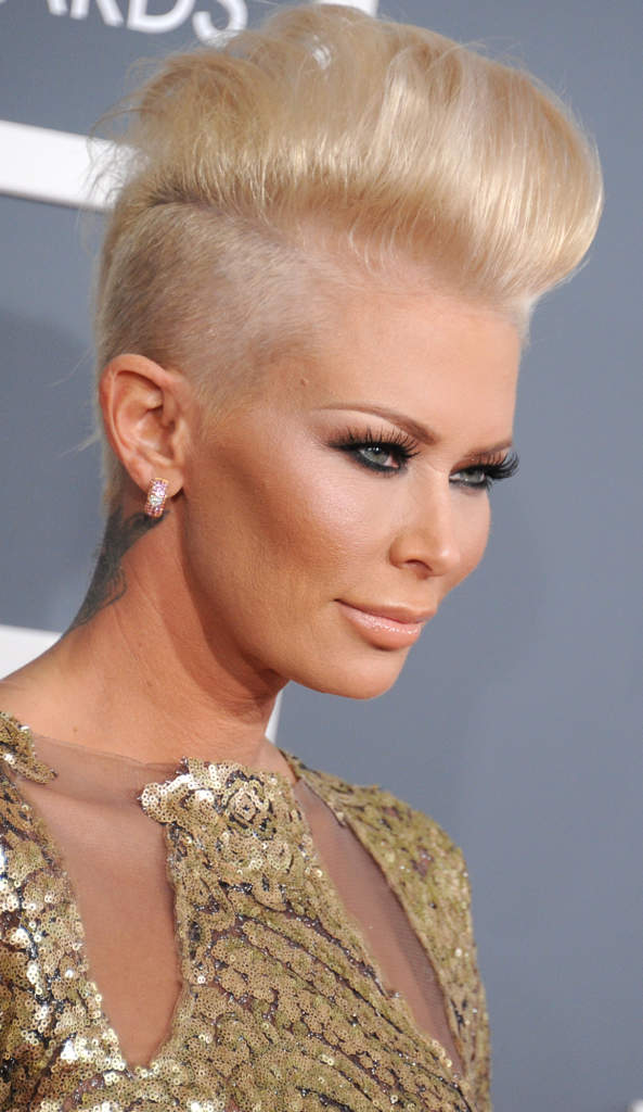 ap foto : jordan strauss : jenna jameson arrives at the 55th annual grammy awards on sunday, feb. 10, 2013, in los angeles.  (photo by jordan strauss/invision/ap) / scanpix code: 436 02101311852,10038812,  jenna jameso 2013 grammy awards arrival automatarkiverad